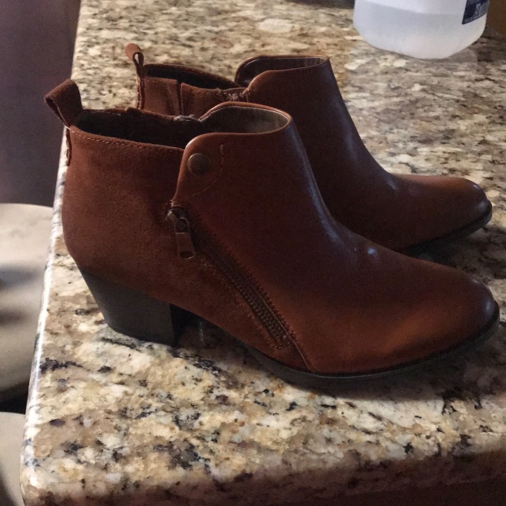 Boots - Picture 2 of 5